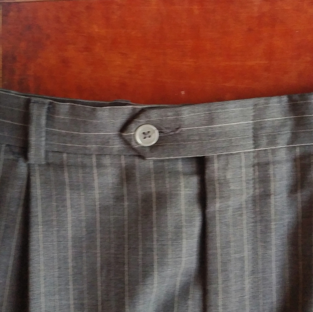 Saks Fifth Ave 2 Piece Anti-Wrinkle Grey Striped Suit 40L - Picture 9 of 10